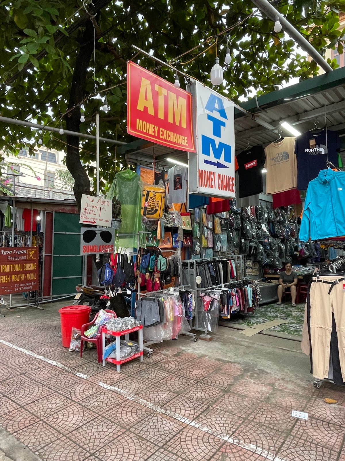 Thoai luyen souvenir shop